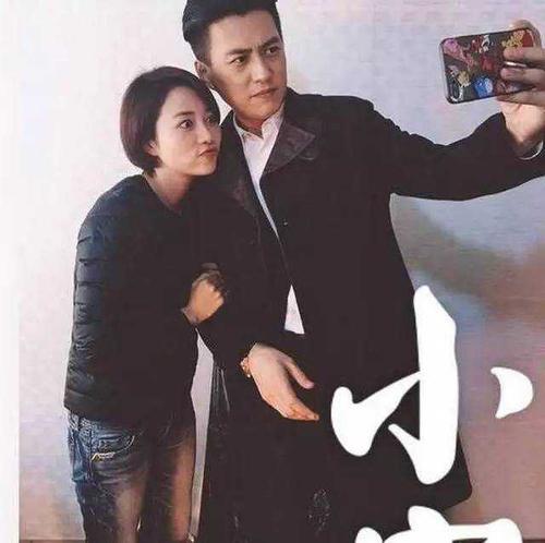 他曾是“职场男神”，娶“北电才女”李佳，今一家四口其乐融融