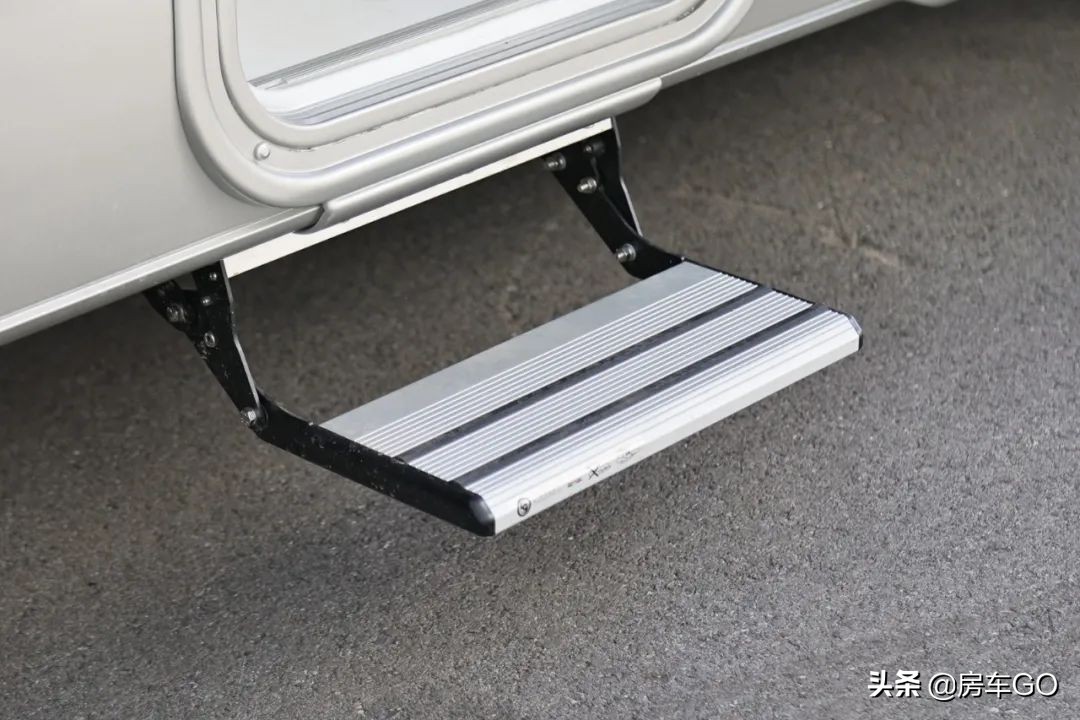 这台房车有5种充电方式，车内电器语音控制，卫生间也是干湿分离