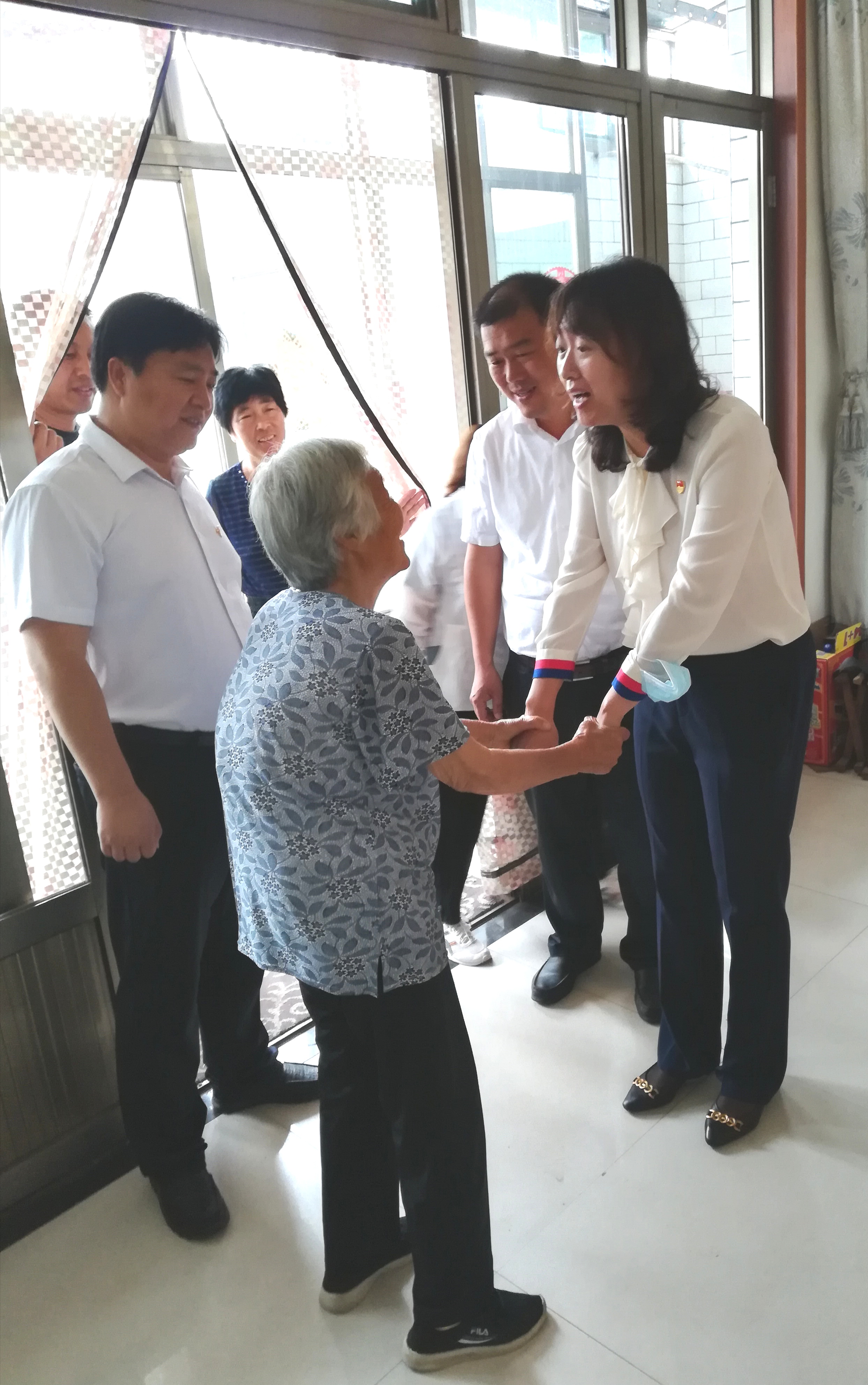 她拉着副区长的手不肯松开