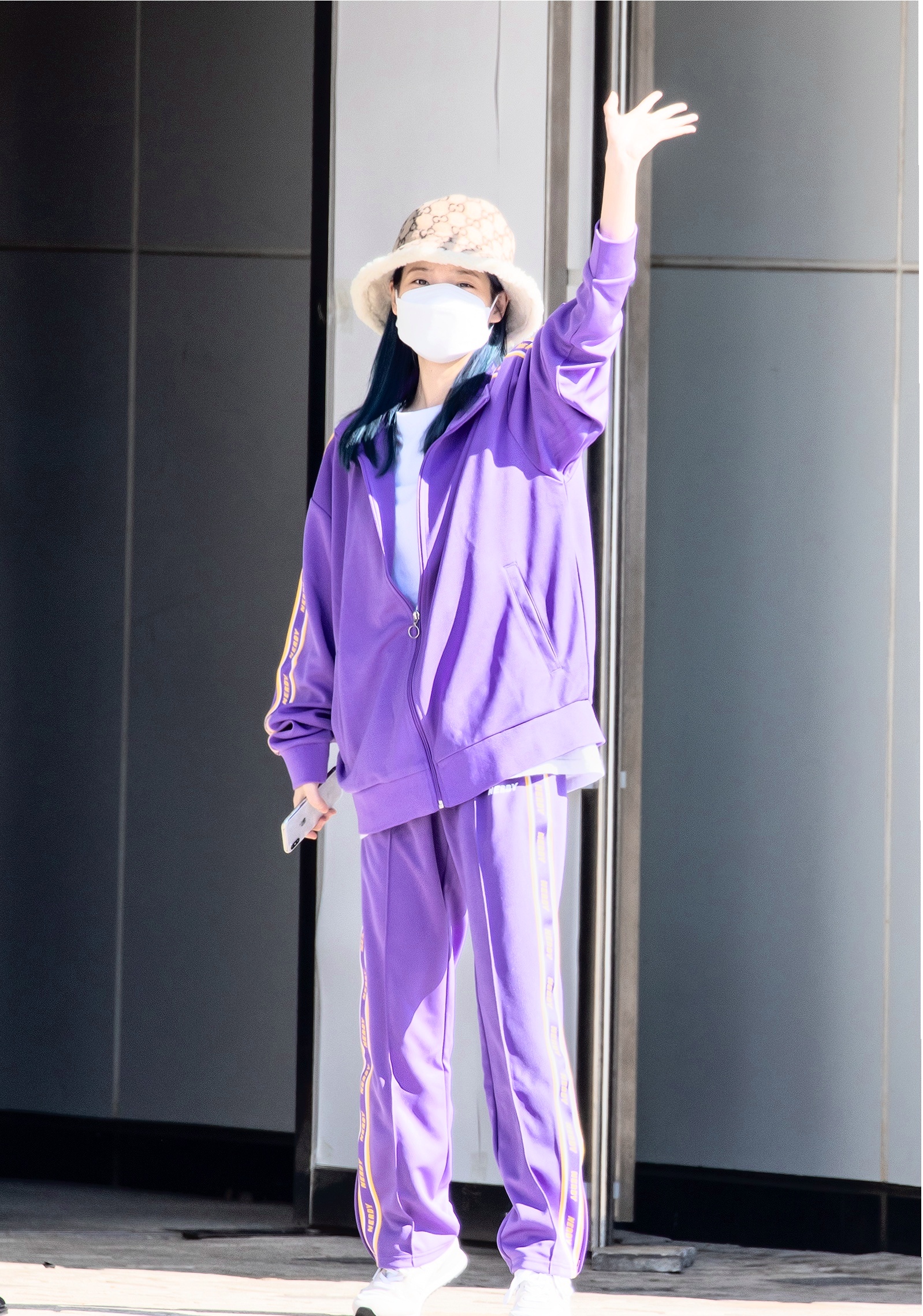 IU李知恩ins更新！蓝色连衣裙搭配渐变粉发型，气质灵动鬼马十足