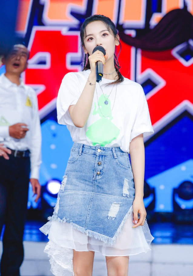 孟美岐和杨超越同框,一个爱秀腰,另一个爱秀腿,团粉都炸锅了