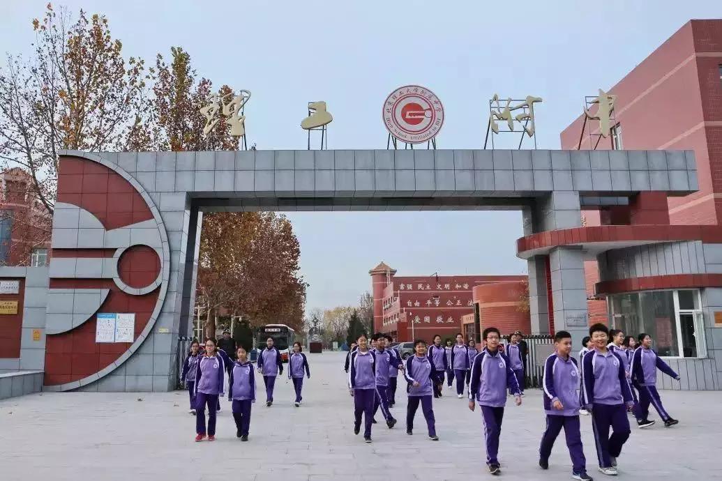 记校园里的一件事,记一件学校的事高中作文