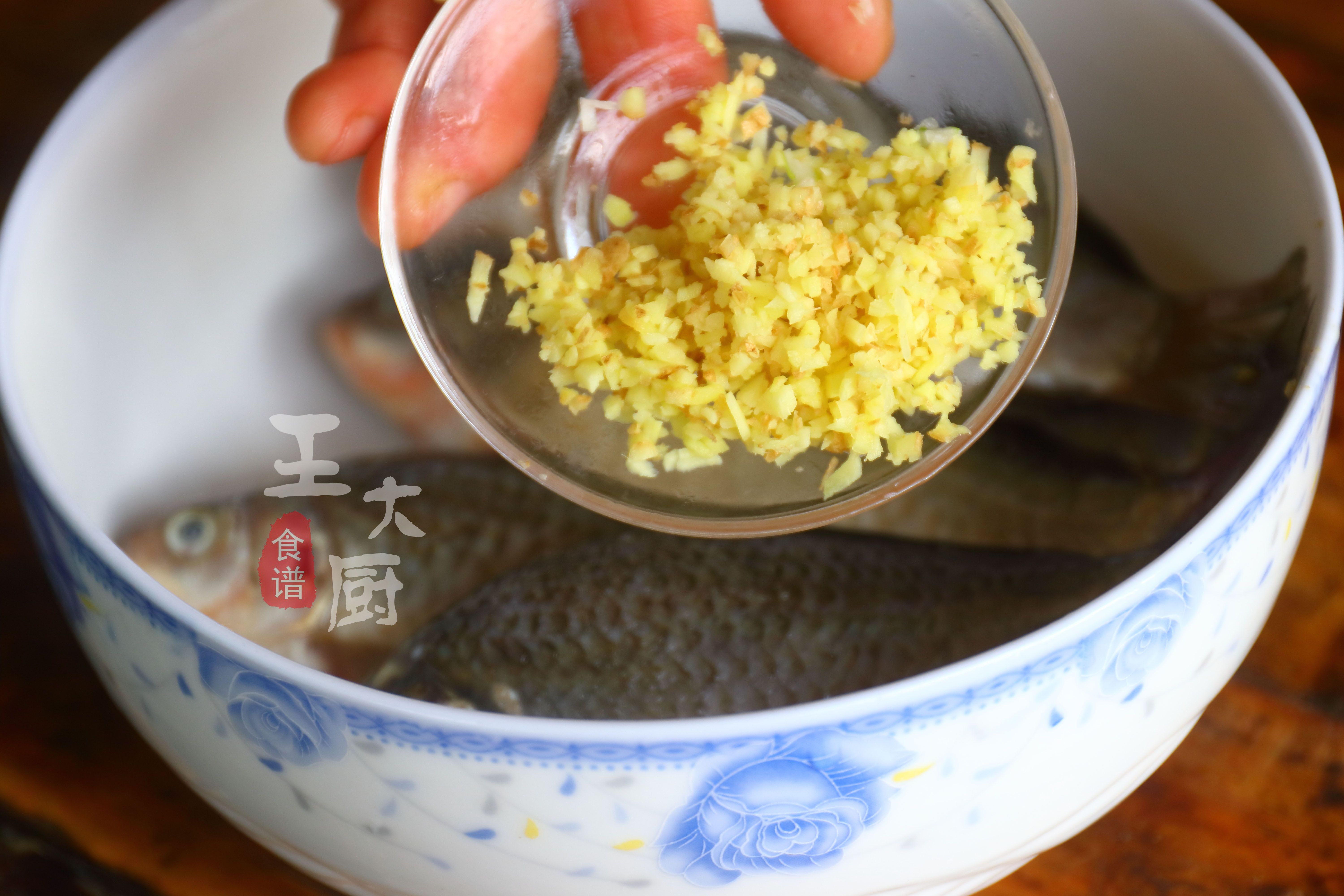 鲫鱼煎碎熬汤的做法,鲫鱼一定要煎才能熬出白汤吗