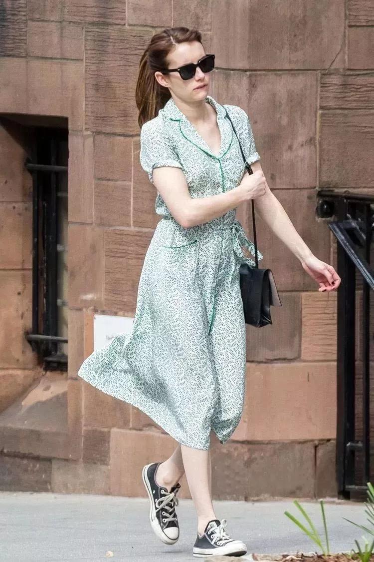 新款妈妈装修身显瘦碎花裙,绿色碎花裙搭配帆布鞋好看吗