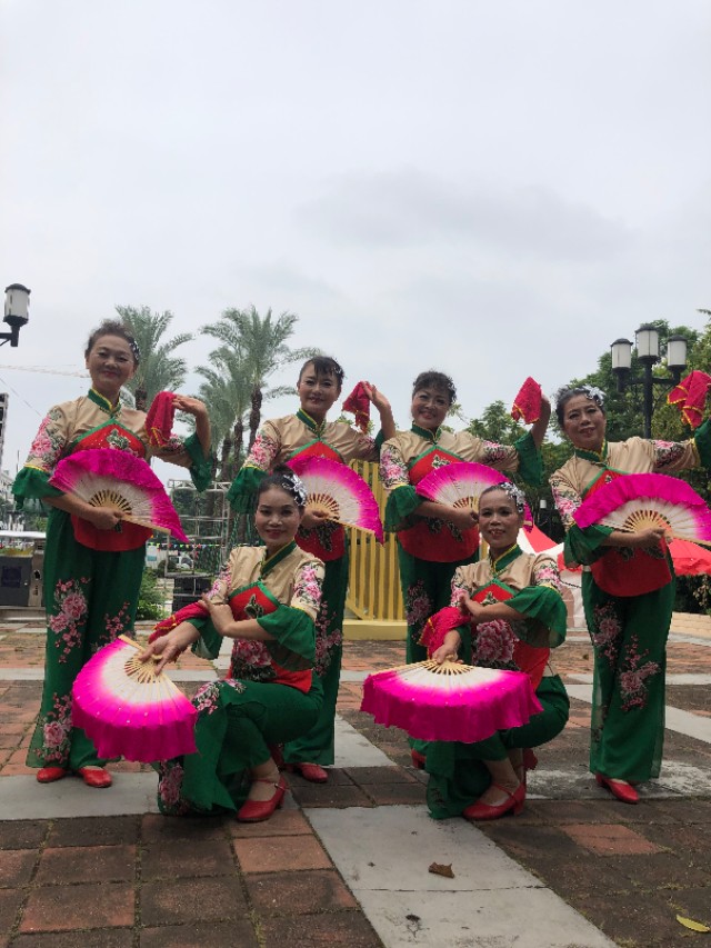 老年秧歌队庆祝元宵节,赞美老年秧歌队