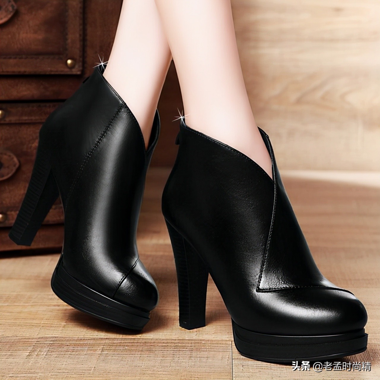 一双时髦的黑色高跟鞋,短筒侧拉链高跟鞋