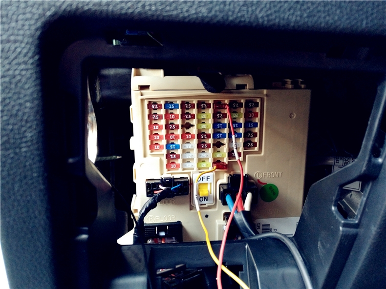 新司机低头看导航追尾，老司机呵呵一笑：车上加套设备就解决了！