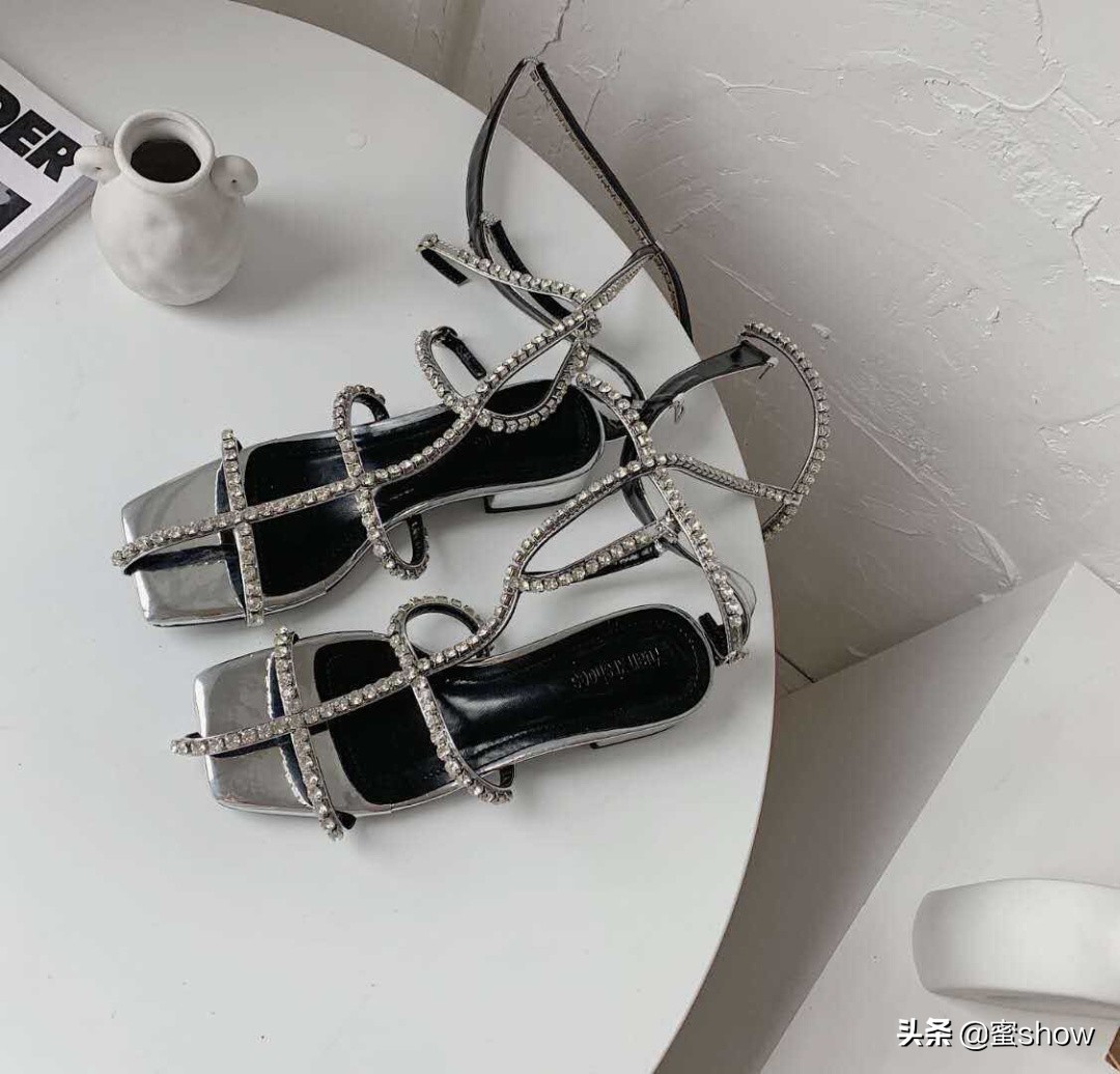 思加图罗马水钻凉鞋,罗马凉鞋显脚小质感高级