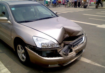 撞车后别再傻里傻气,撞车后不要着急