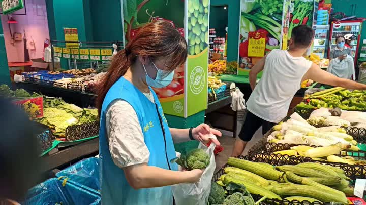 网格员协助社区疫情防控,社区网格员做好跟踪落实居家隔离