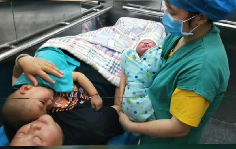 二胎妈妈带着大宝到医院生孩子,二胎孕妇深夜带大宝到医院生孩子