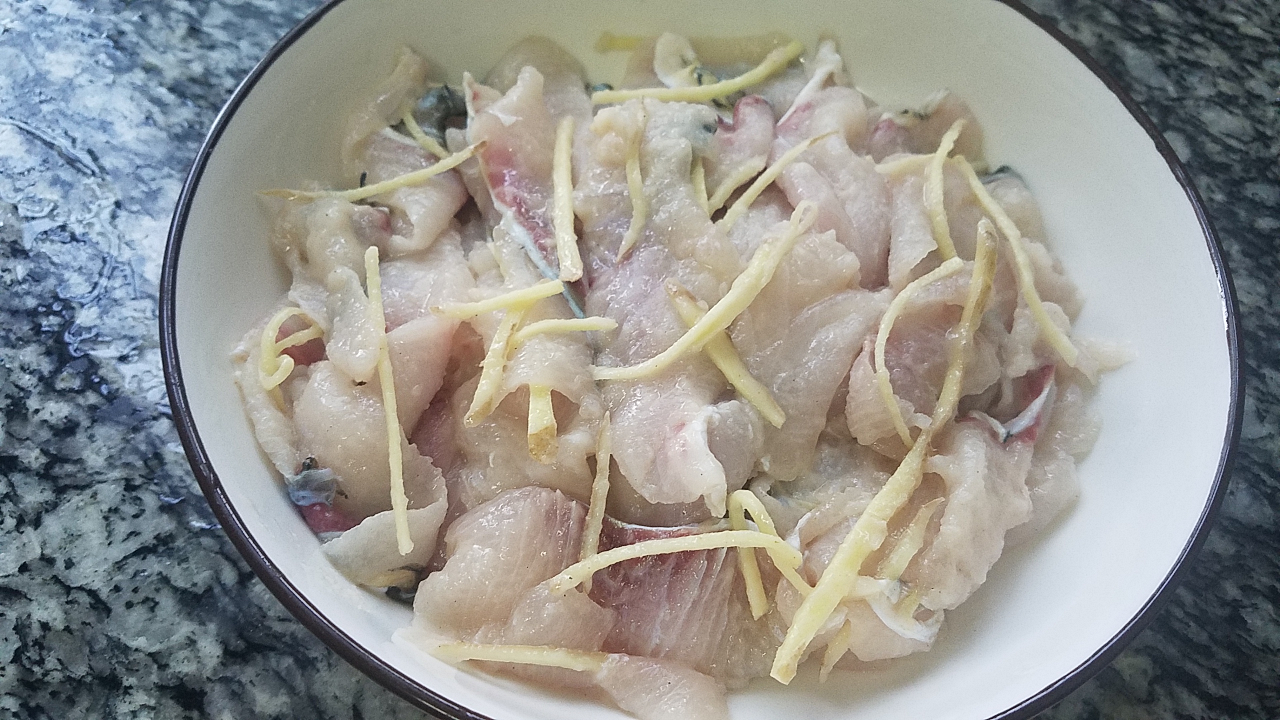 怎么炖草鱼好吃又简单家常做法,草鱼怎么炖好吃又简单家常做法