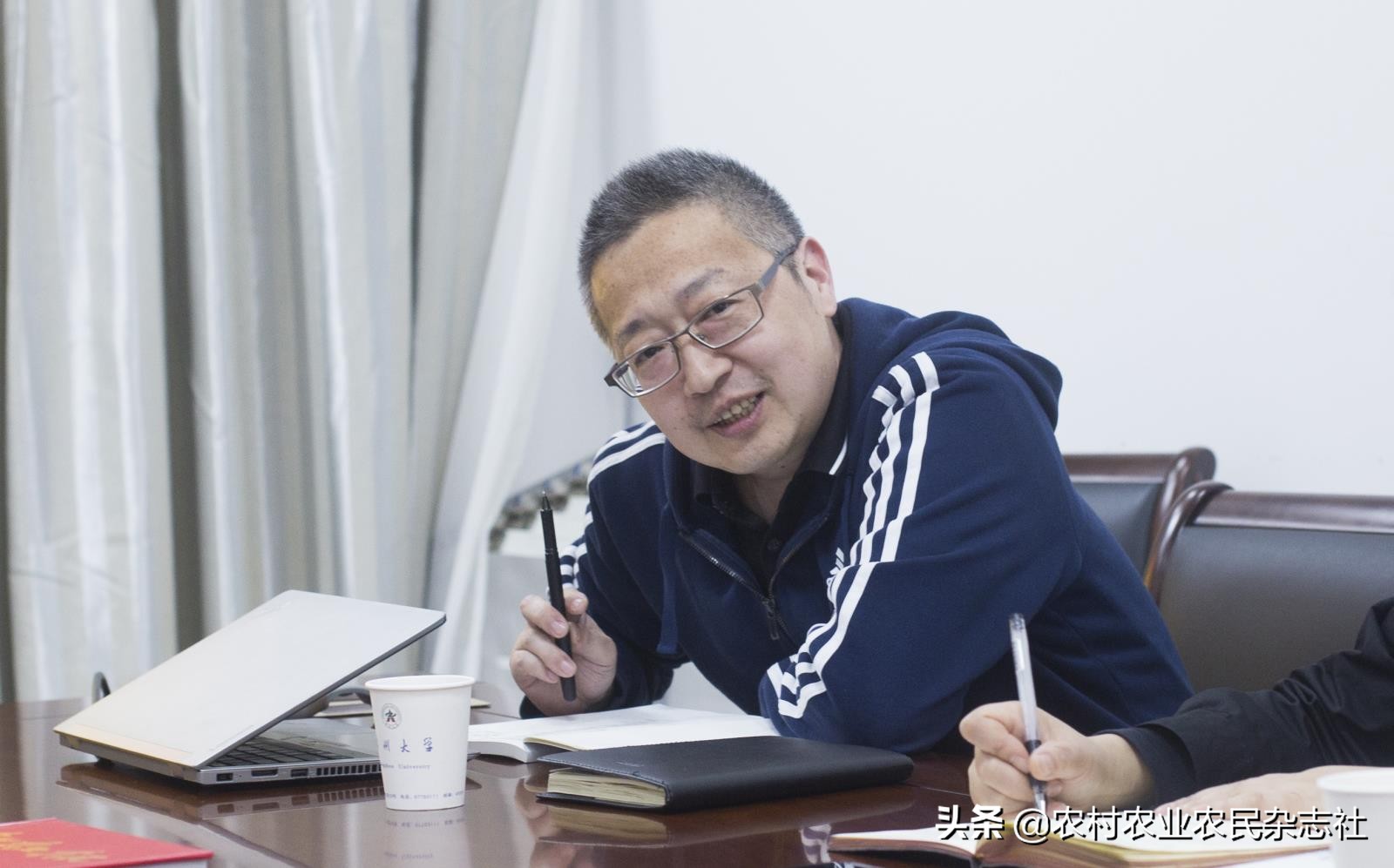 站在凤凰桥上看风景,站在台上看台下