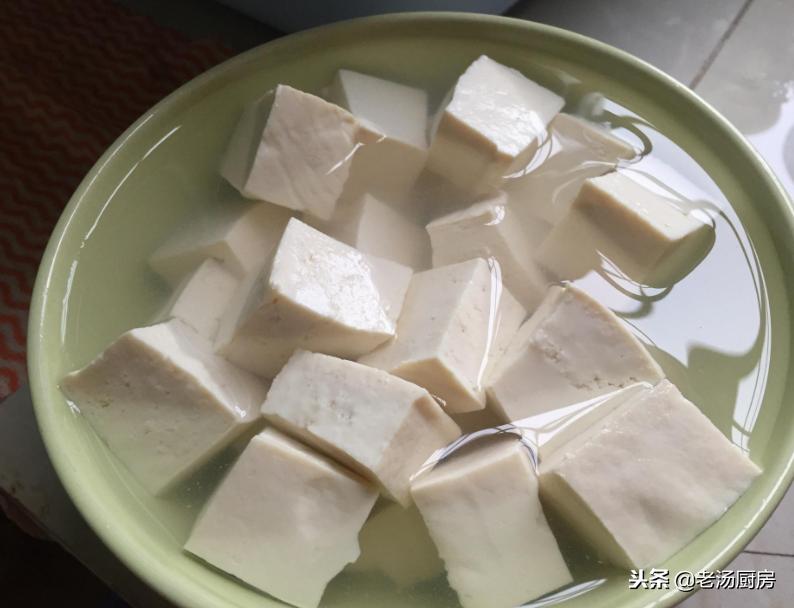 炖鲫鱼放酱油吗,炖鲫鱼要不要去鱼鳞