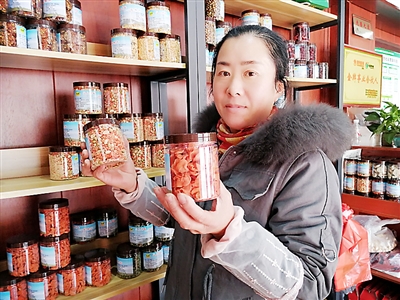 肯动脑筋赚钱不难——铜鼓五旬农家大姐做客家小吃年收入近20万元