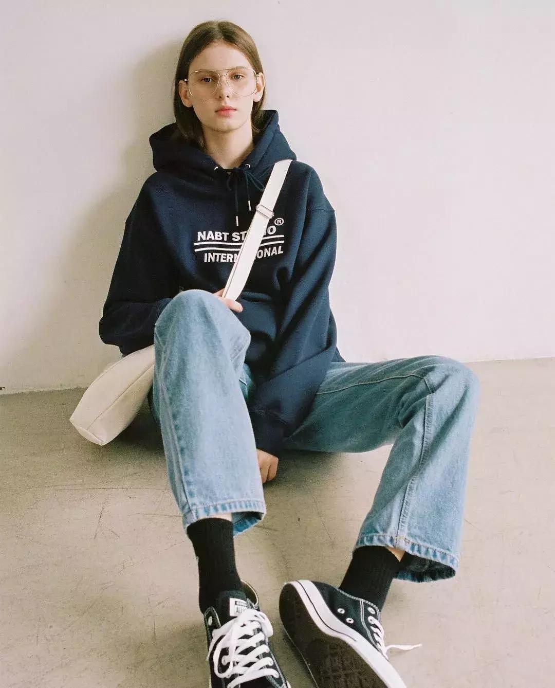 别再露脚踝了今年露袜才是王道,今年流行的露袜穿搭你知道吗