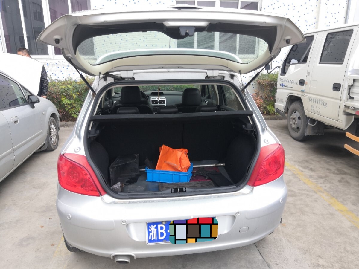 标致307两厢自动1.6驾驶感受,307原地烧胎