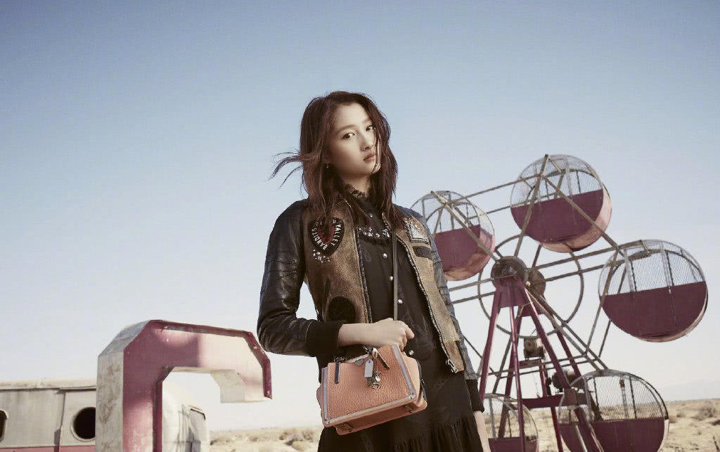 关晓彤穿7千5的裙子拿5千的包，合影豪车，霸气得不像22岁