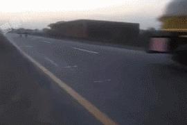 动图警示：小车突然冲向推车老人，幸运的红衣女人尖叫着跑开