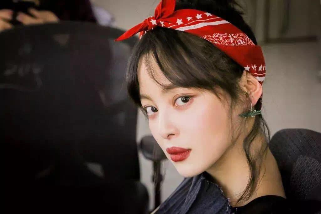 用发带怎么绑出酷酷的发型,正确用发带的教程你学会了吗