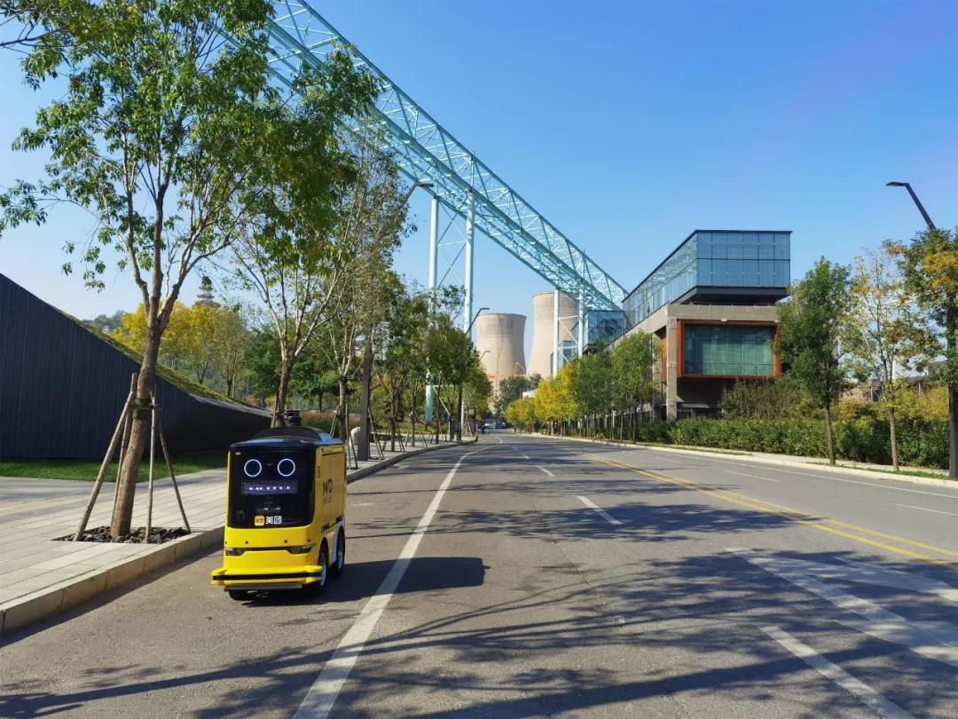 扫码下单，无人车送餐！美团MAISHOP全国首店开业，快来石景山首钢园体验一下～