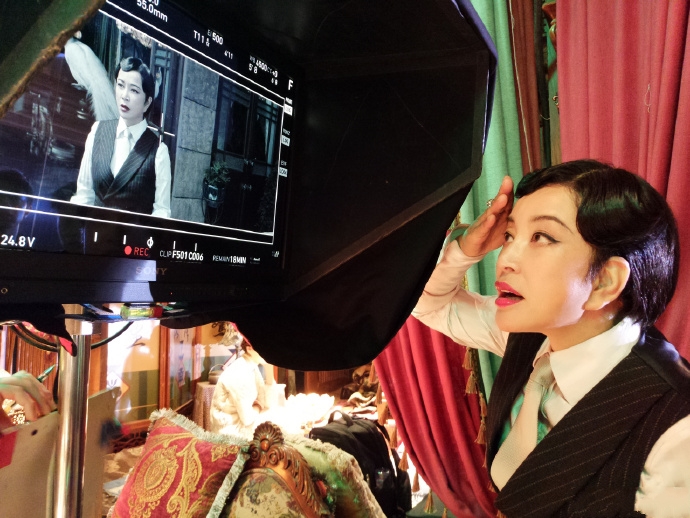 刘晓庆在八佰里的表现,刘晓庆摔倒完整视频