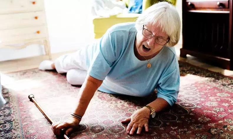 老人容易扭伤吃什么药好,70岁老人扭伤怎么治疗