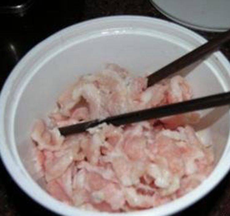 腌制猪肉时，千万别放料酒！厨娘说漏嘴：多加一点它，鲜嫩更入味