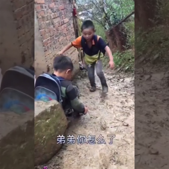 弟弟脚下滑了一下，拖鞋穿到了脚腕上，接下来哥哥的做法特别暖