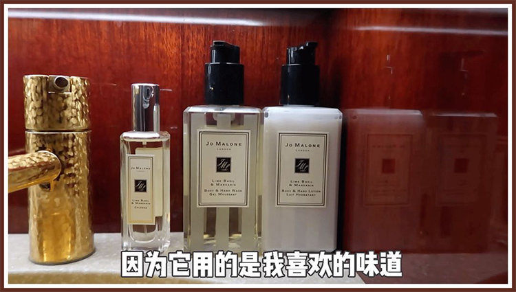 旺仔是要给太空运牛奶吗？这谜一般的红色飞机……飞机里都装了啥