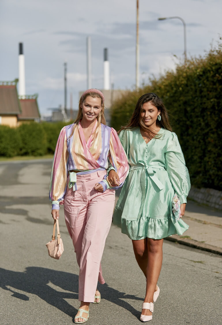 这些颜色搭配让你穿起来高大尚,粉红色服装好看