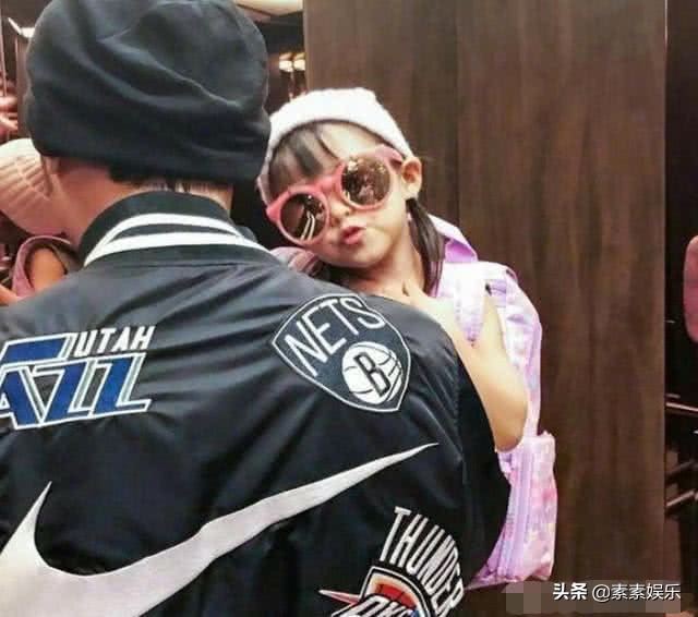 小小周正脸首次曝光：五官和周杰伦很像，嘴巴更接近昆凌一些