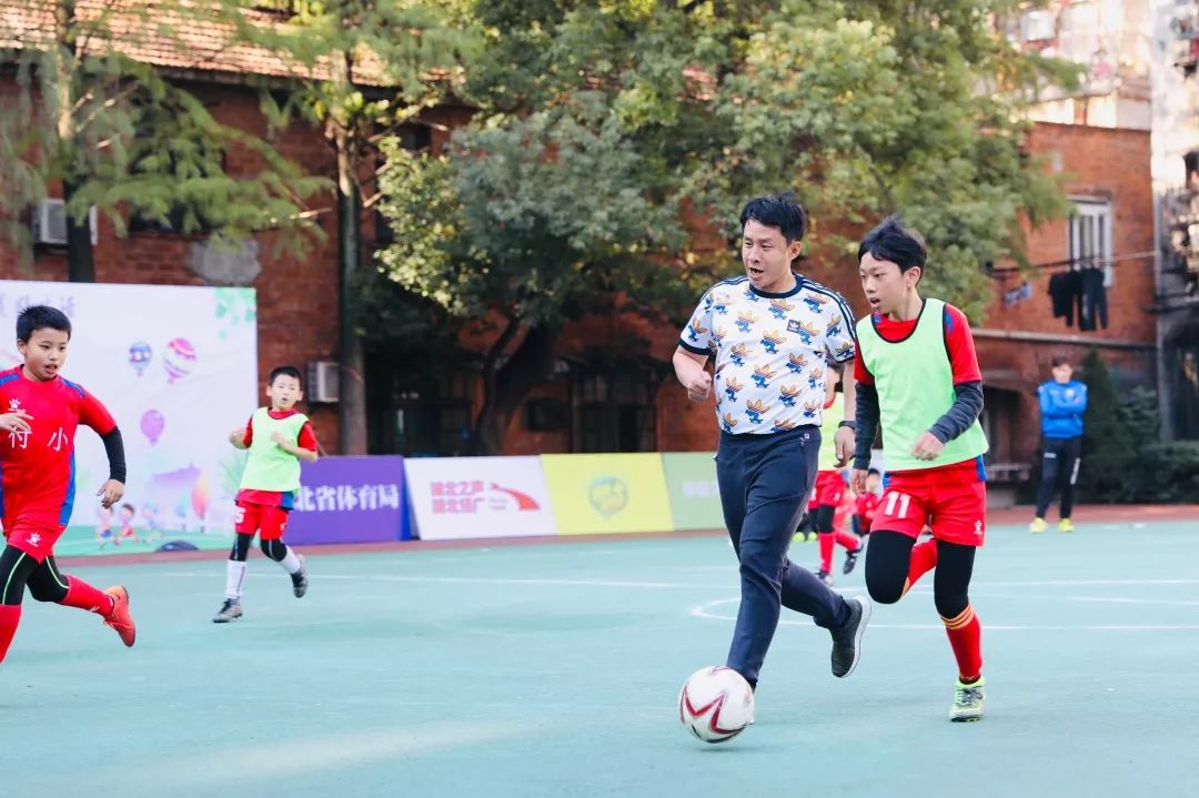 鄂老甲A走进傅家坡小学足球少年与前亚洲第一高中锋切磋球技