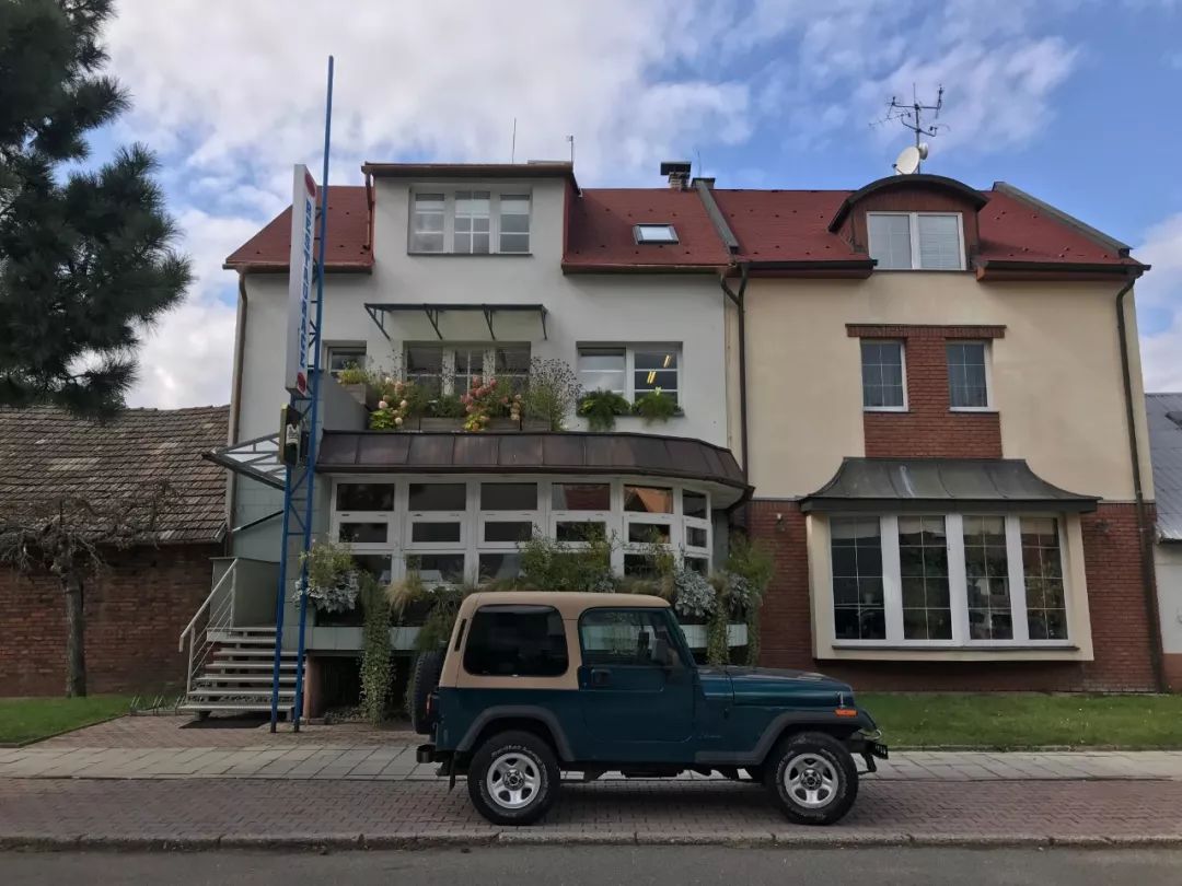 探访TON工厂看经典椅子背后的故事|疯狂24h我们去捷克干了啥？