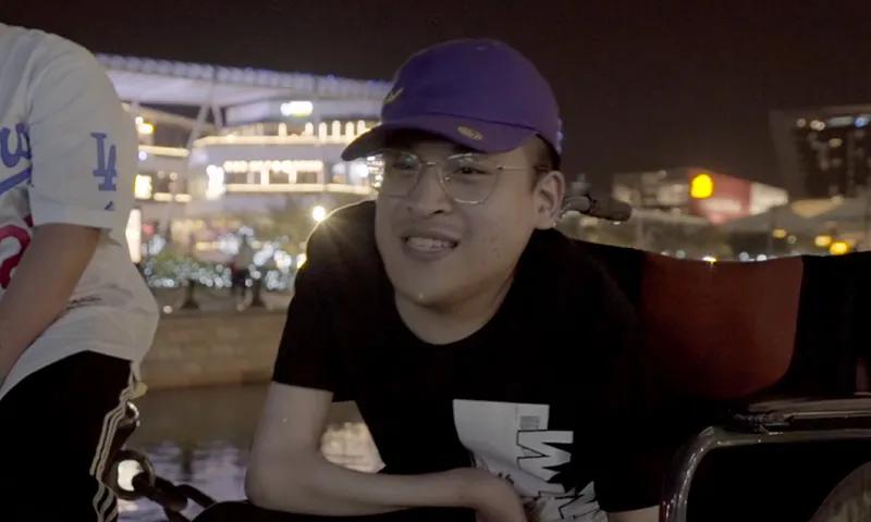 轮椅上的说唱歌手：父亲要把刀刺进我的胸膛