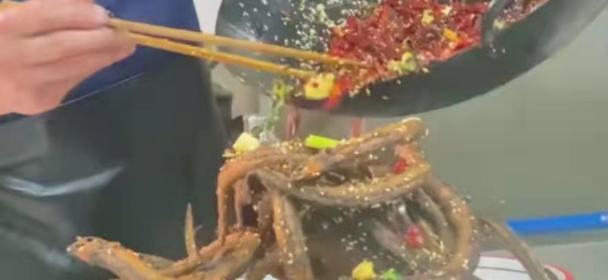 手撕盘龙鳝创始人,湖北荆州手撕盘龙鳝