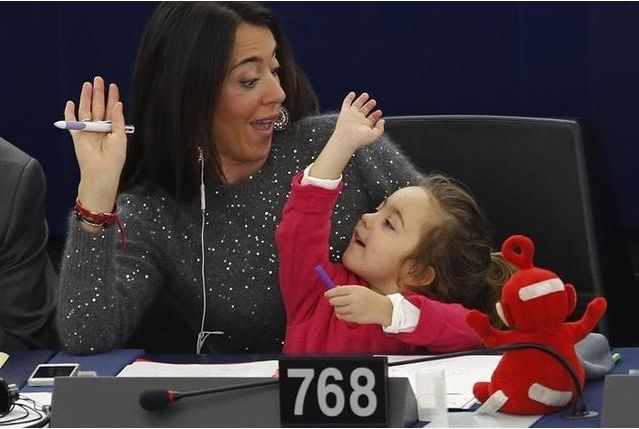 丹麦女议员带孩子上班被嫌弃,欧洲女议员带孩子上班