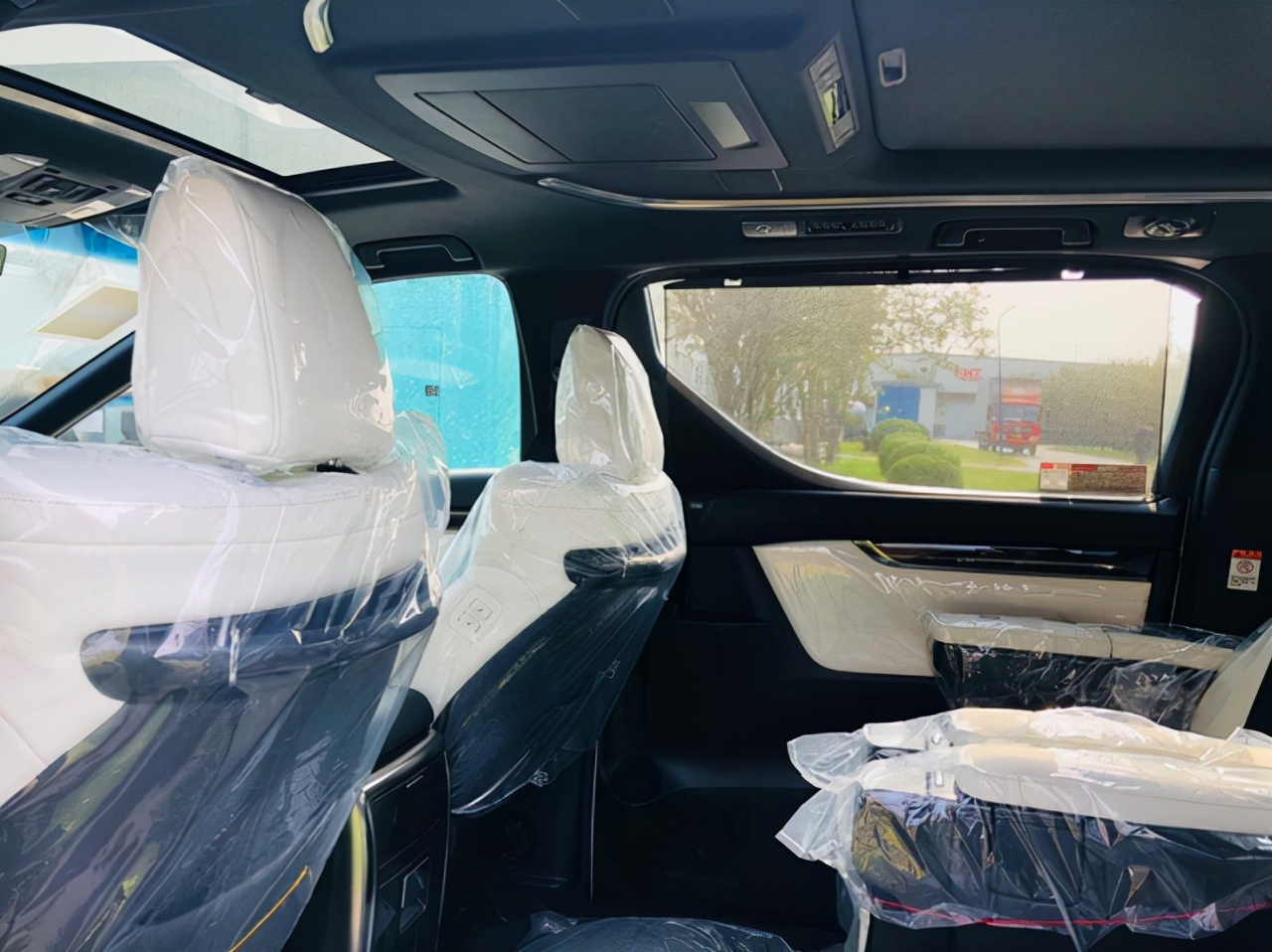 21款雷克萨斯LM300欧规台湾版白白