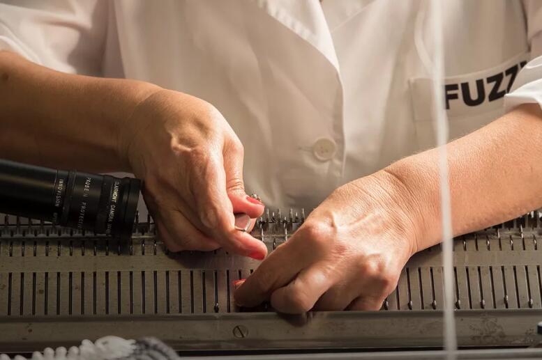 都说鹅绒贵为什么售价比鸭绒便宜,加拿大鹅和蒙克羽绒服哪件比较好