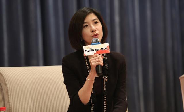 44岁“国翻”张璐，10年9上总理记者会：这才是真正的中国女神