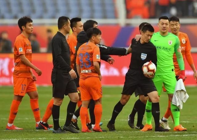 裁判,这球犯规吗?裁判反身一个字:滚!球迷:傅明何“复明”