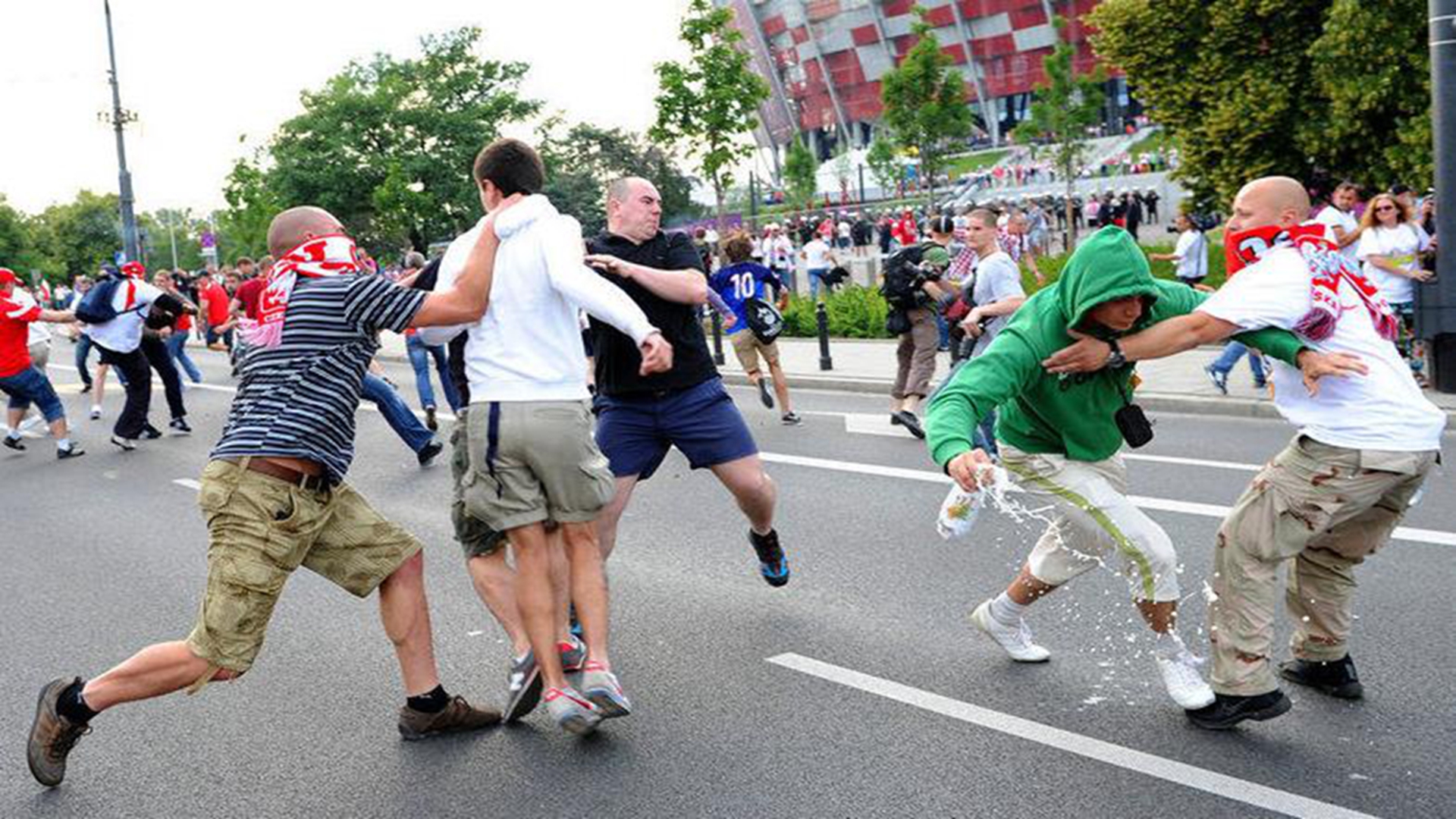 俄罗斯足球迷疯狂时刻,俄罗斯足球大战视频