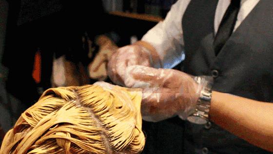 一只眼睛肿成一条缝了,眼睛肿成一条缝是什么情况