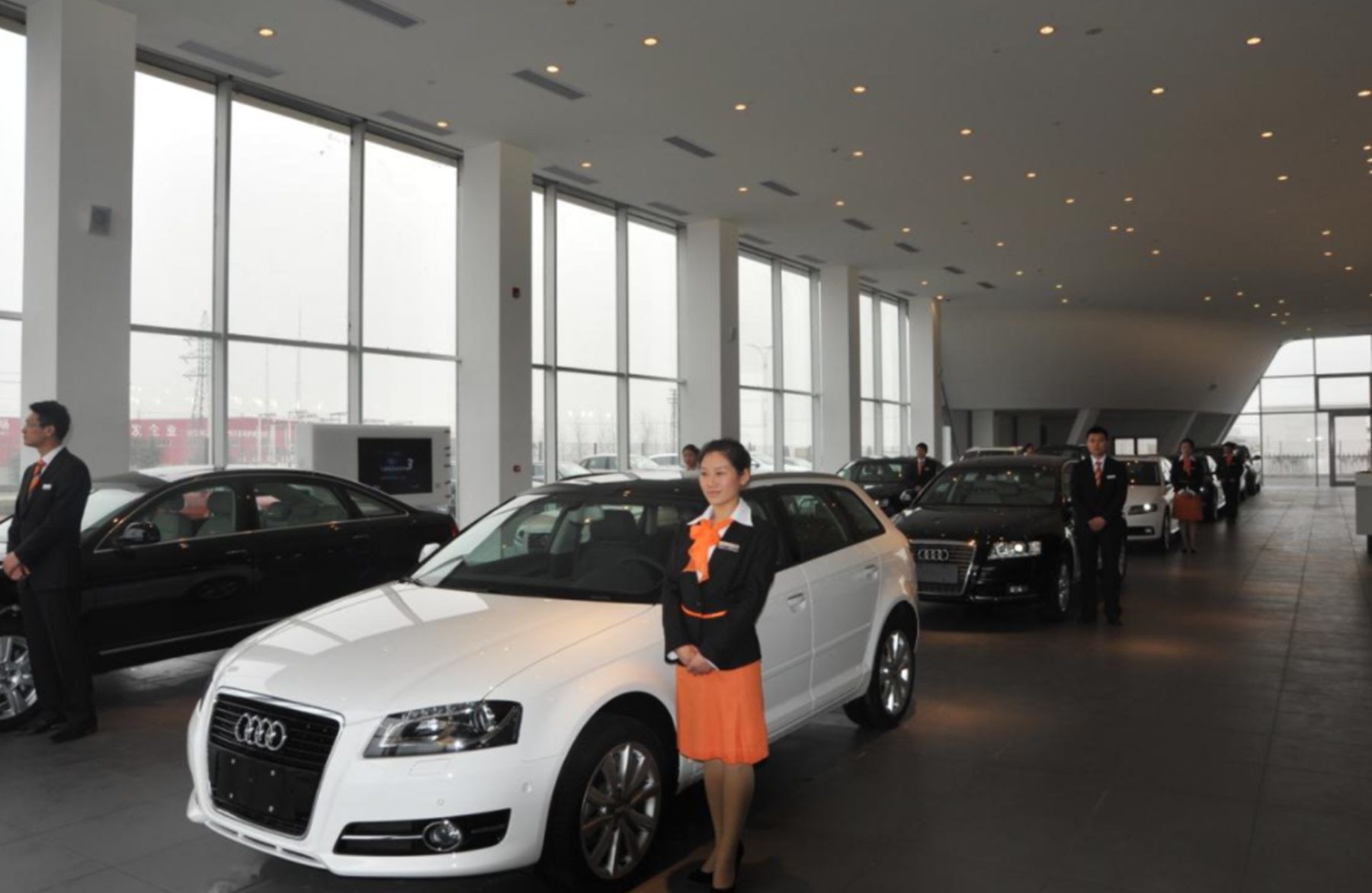 经销商买车必须亲自去4s店提车吗 (通过经销商去4s店提车靠谱吗)