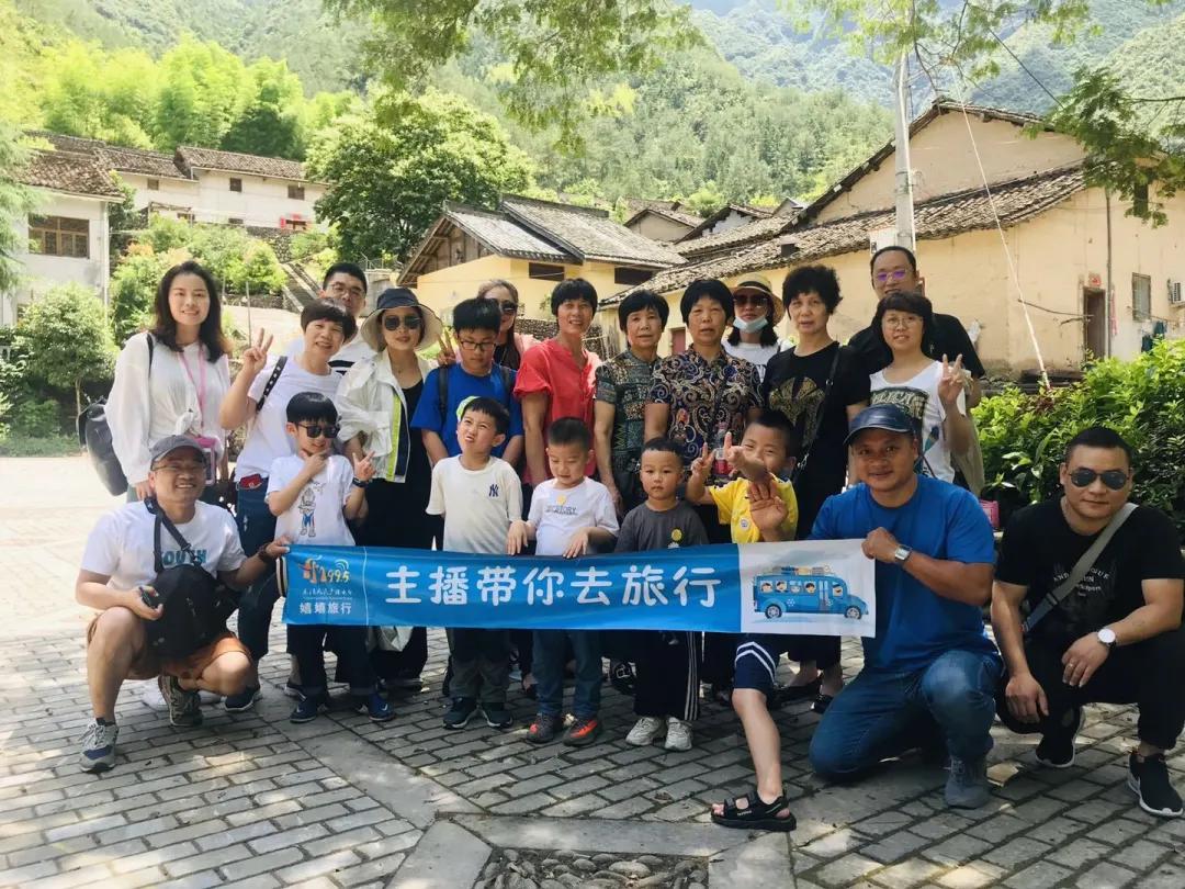 万能张与嬉嬉旅行