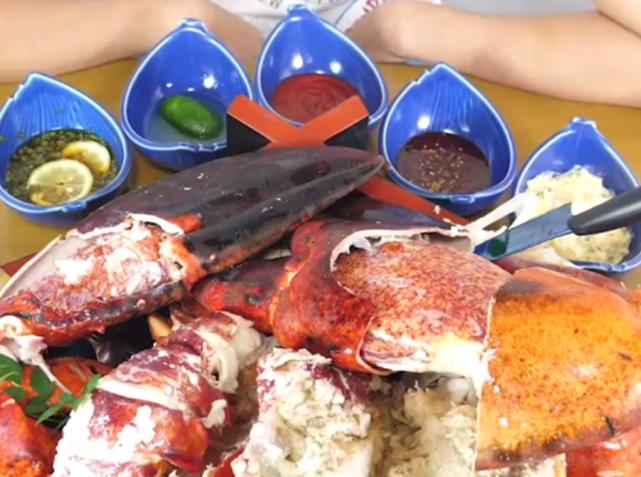 日本小哥花钱购买海虾，钳子肉很饱满，蘸上酱料吃太过瘾