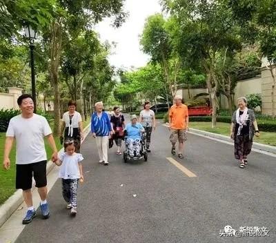 散步的时候，被一个陌生人拦住，和我进行了一次无聊却有趣的讨论