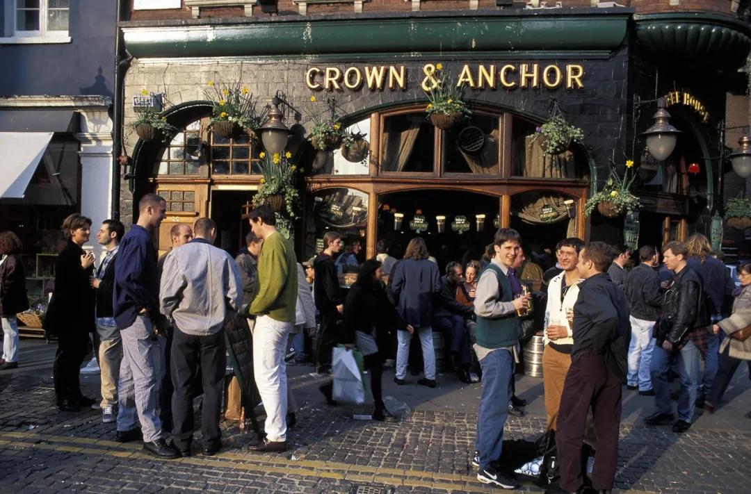 病毒放不倒英国人,酒可以