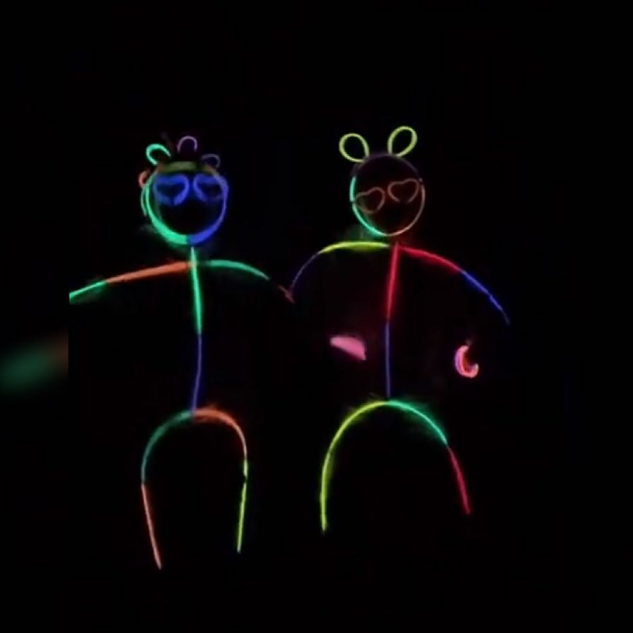 用荧光棒关灯跳舞小女孩踢小狗,荧光棒挂身上关灯跳舞的小孩