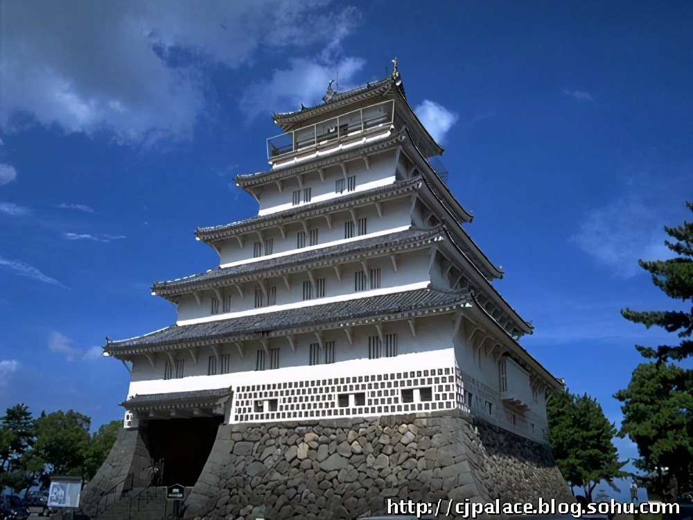 日本魔法城堡,日本城堡和欧洲城堡